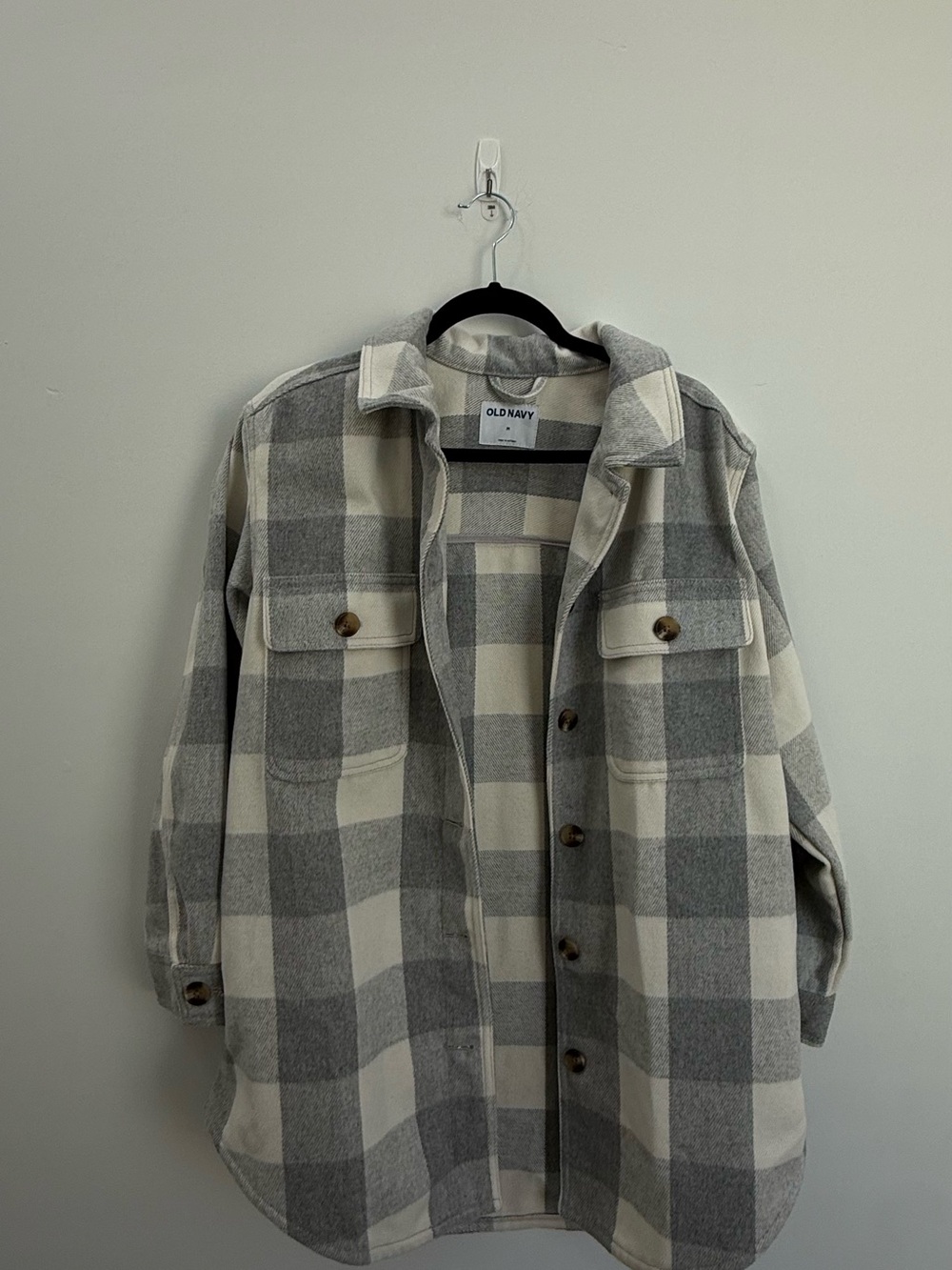 Old Navy Women’s 
 Gray & Cream Plaid Shacket Jacket